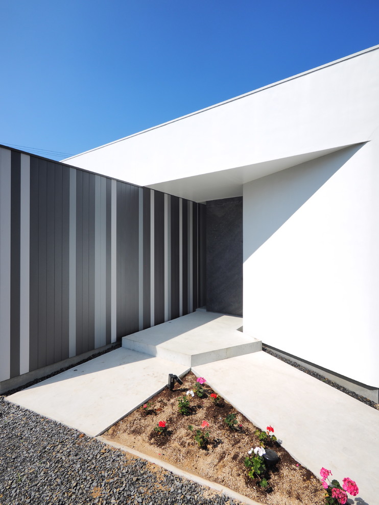 Diseño de entrada contemporánea con puerta simple, puerta gris, paredes multicolor y suelo de cemento