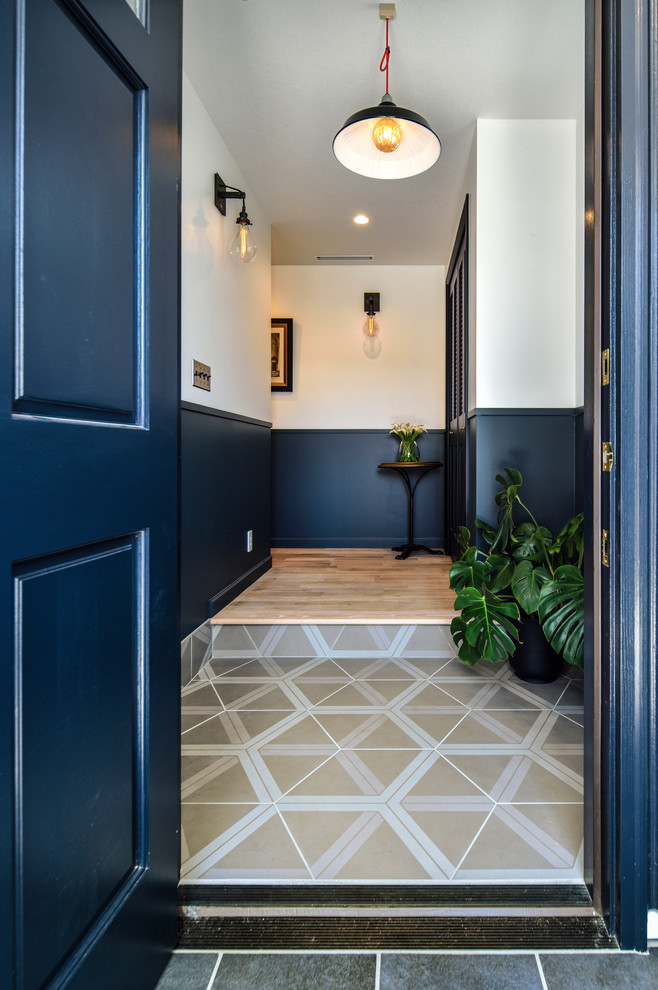 Idéer för en klassisk entré, med blå väggar, en enkeldörr, en blå dörr och flerfärgat golv