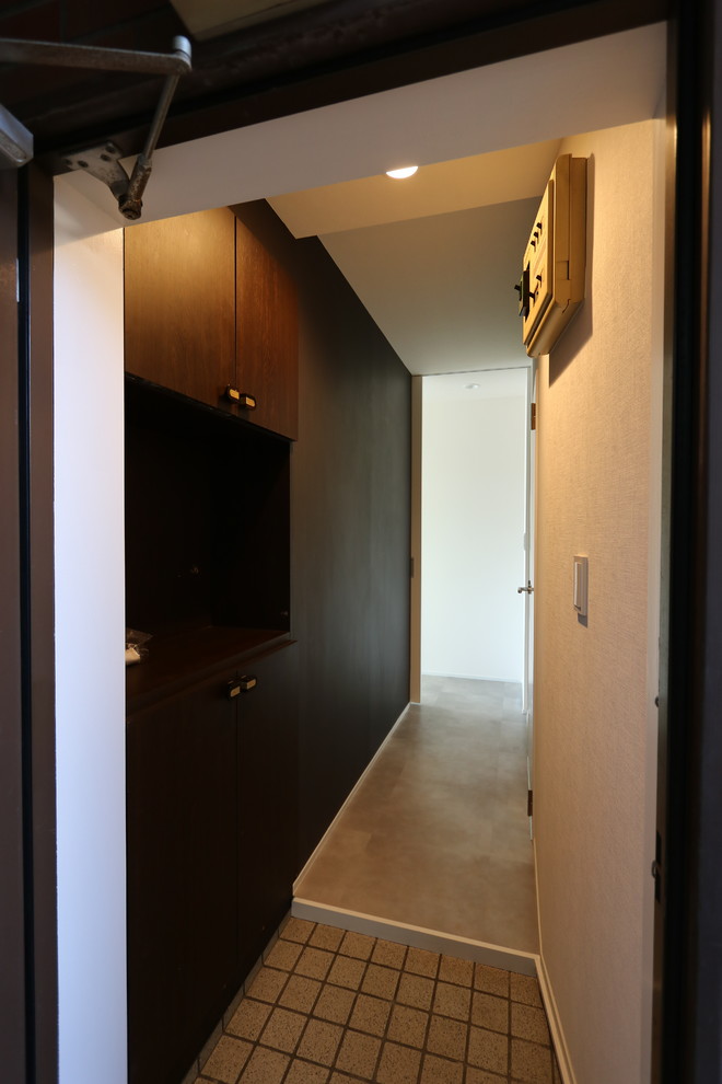 Imagen de hall moderno de tamaño medio con paredes marrones, suelo de baldosas de cerámica, puerta simple, puerta marrón y suelo beige