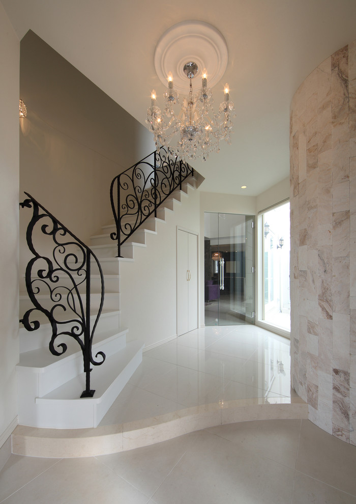 Réalisation d'une petite entrée design avec un couloir, un mur blanc, un sol en carrelage de céramique et un sol blanc.