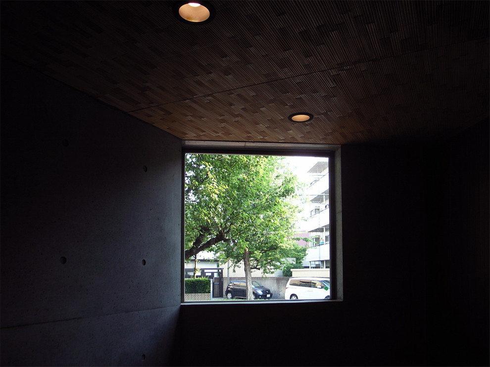 Esempio di un corridoio moderno con pareti grigie, pavimento in ardesia, una porta singola e una porta in legno scuro