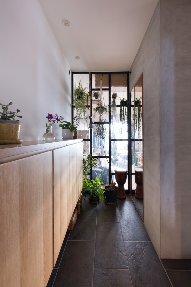 Ejemplo de hall rústico de tamaño medio con paredes blancas, suelo de madera en tonos medios, puerta simple, puerta de madera clara y suelo beige
