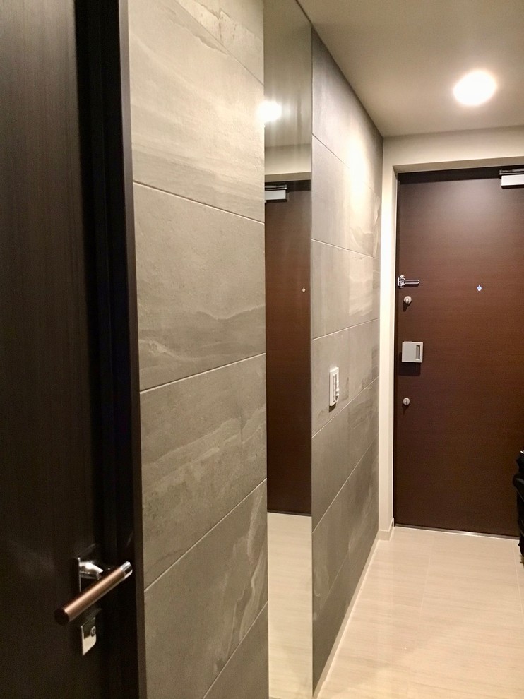 Idee per un ingresso o corridoio minimalista di medie dimensioni con una porta marrone