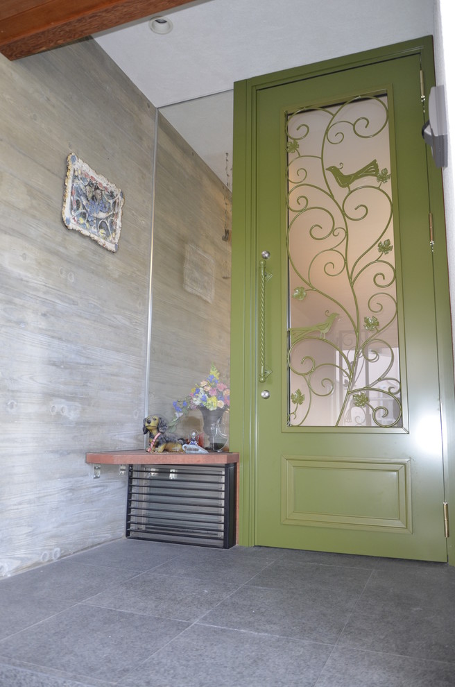 Idée de décoration pour une porte d'entrée urbaine avec une porte simple et une porte verte.
