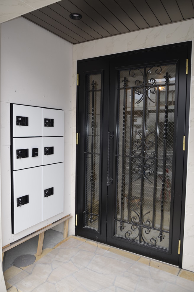 他の地域にあるインダストリアルスタイルのおしゃれな玄関ドア (黒いドア) の写真