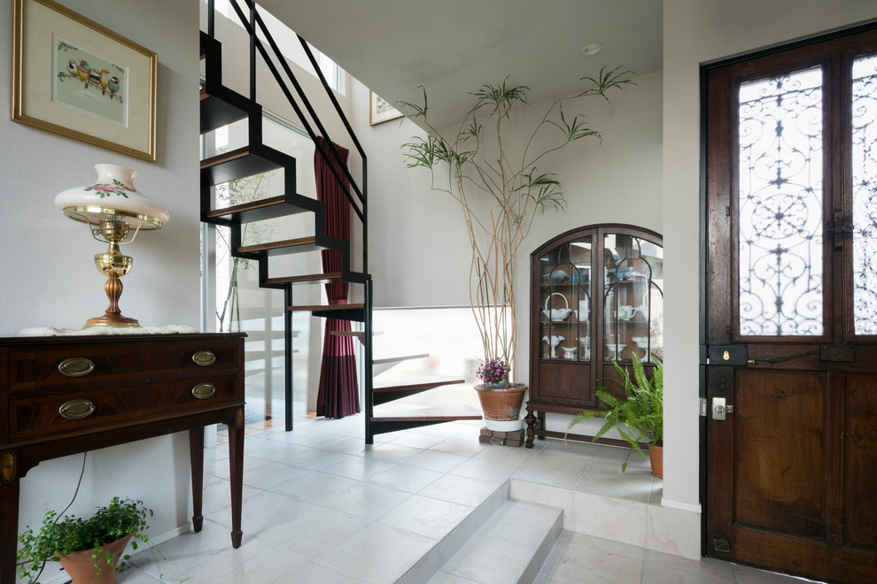 Ejemplo de hall asiático de tamaño medio con paredes blancas, suelo de baldosas de porcelana, puerta simple, puerta de madera oscura y suelo blanco