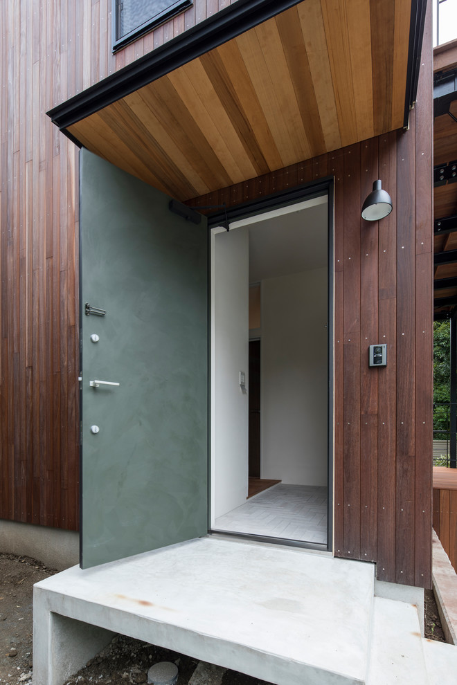 Ejemplo de puerta principal contemporánea con paredes marrones, puerta simple y puerta verde