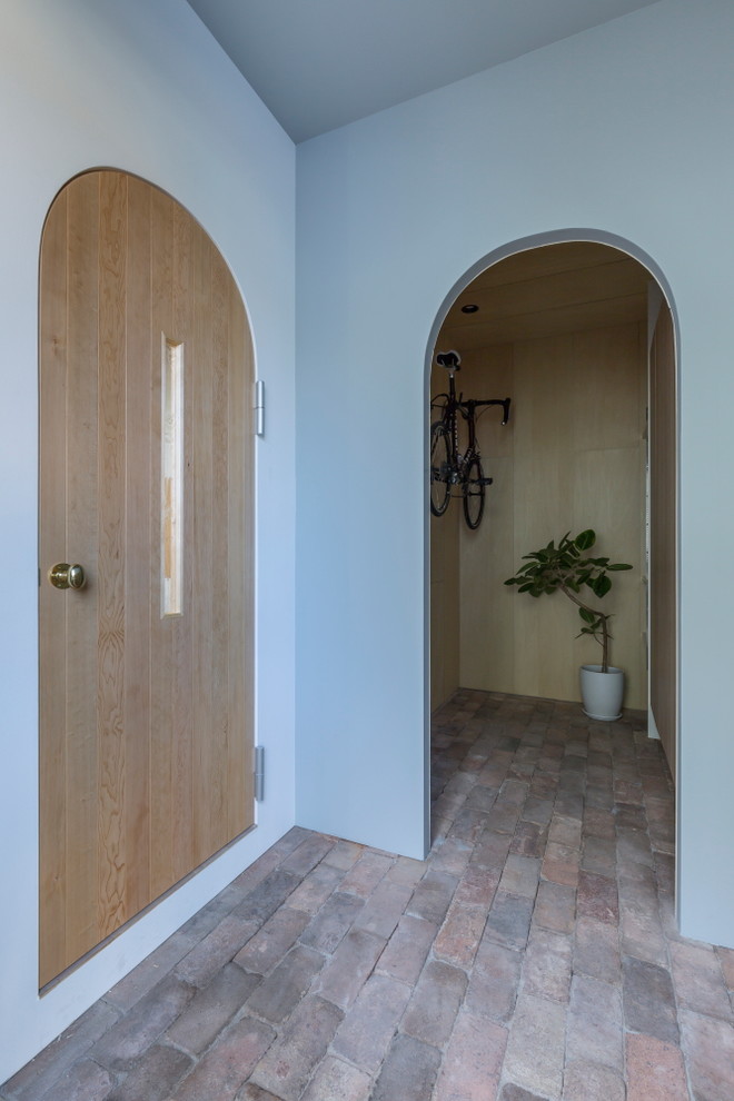 他の地域にある低価格の中くらいな北欧スタイルのおしゃれな玄関 (白い壁、淡色無垢フローリング、ベージュの床) の写真