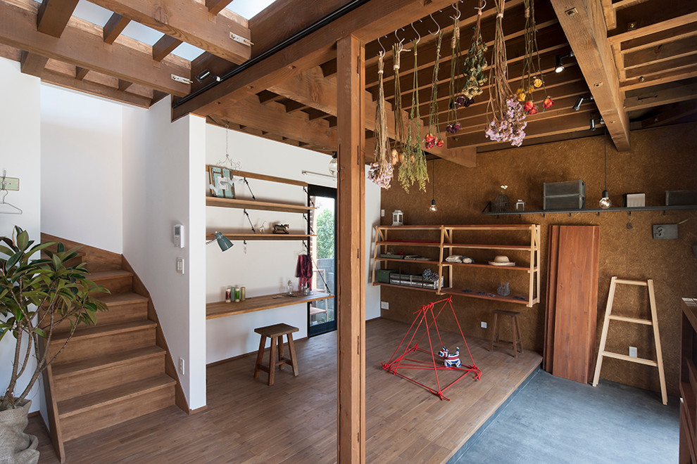 Imagen de hall de estilo de casa de campo con paredes blancas y suelo de madera en tonos medios