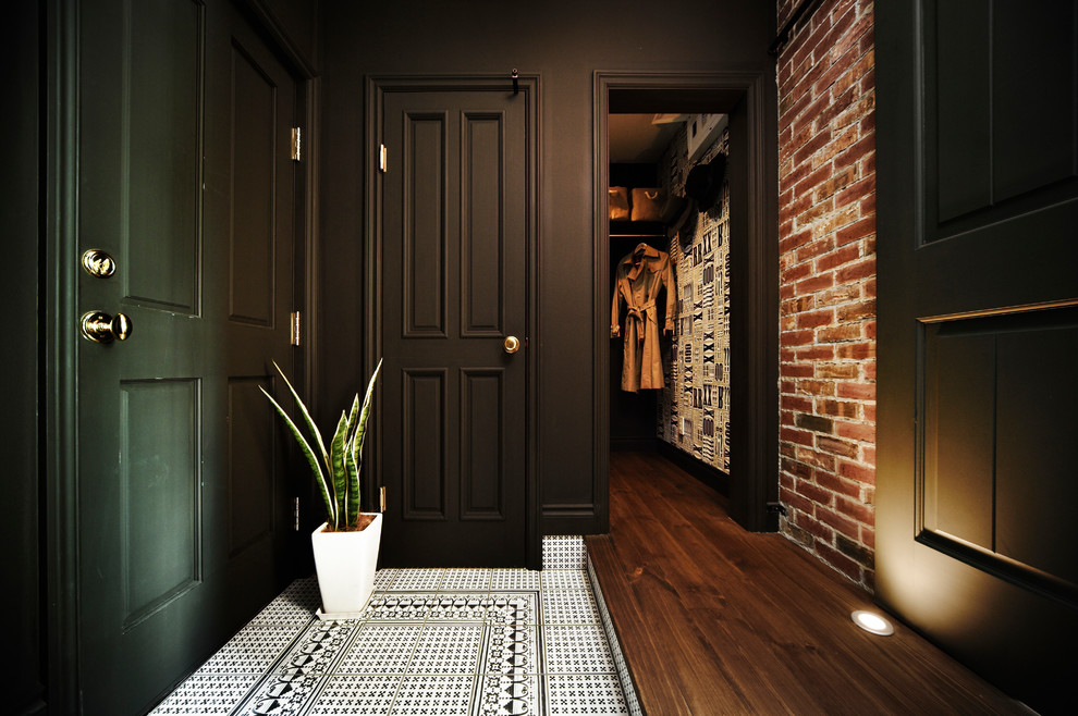 Источник вдохновения для домашнего уюта: прихожая в викторианском стиле с коричневыми стенами, зеленой входной дверью и одностворчатой входной дверью