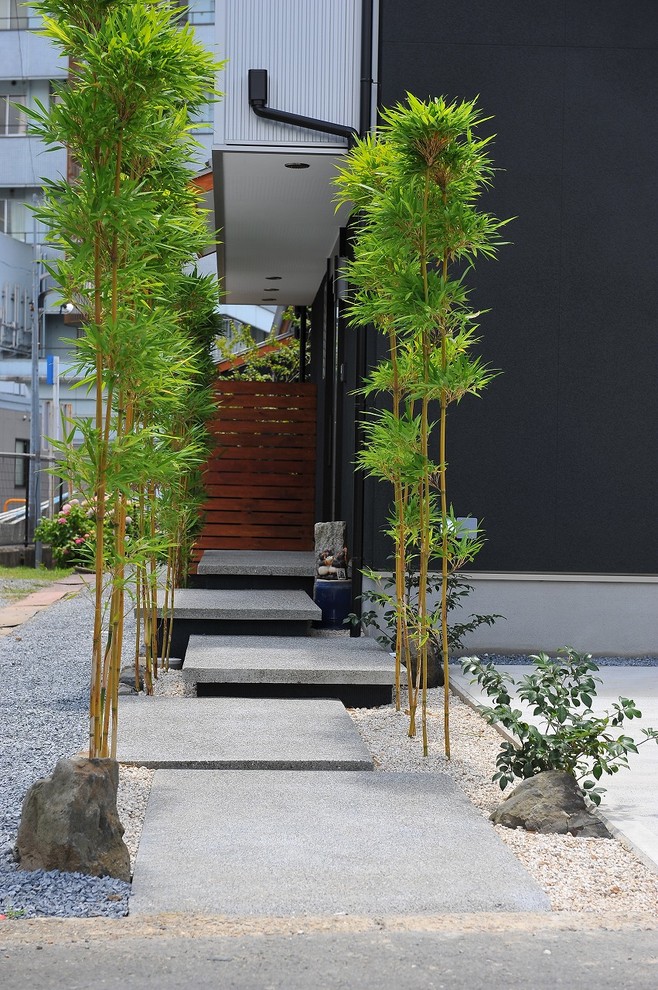 This is an example of a contemporary entrance in Kyoto.
