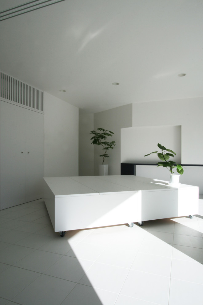 Foto di un grande ingresso o corridoio minimalista con pareti bianche, pavimento in gres porcellanato, una porta singola, una porta bianca e pavimento bianco