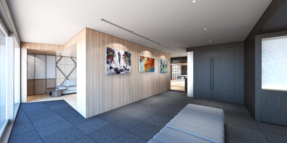 東京23区にあるラグジュアリーな広いコンテンポラリースタイルのおしゃれな玄関ホール (茶色い壁、セラミックタイルの床、濃色木目調のドア、グレーの床) の写真