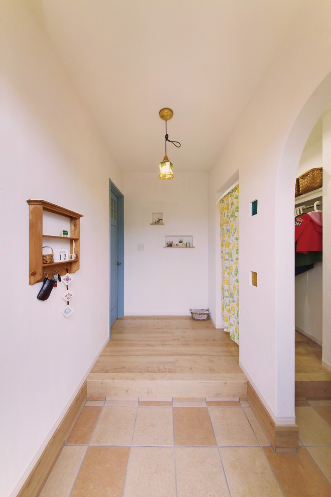 Ejemplo de hall nórdico con paredes blancas, suelo de baldosas de terracota y suelo marrón