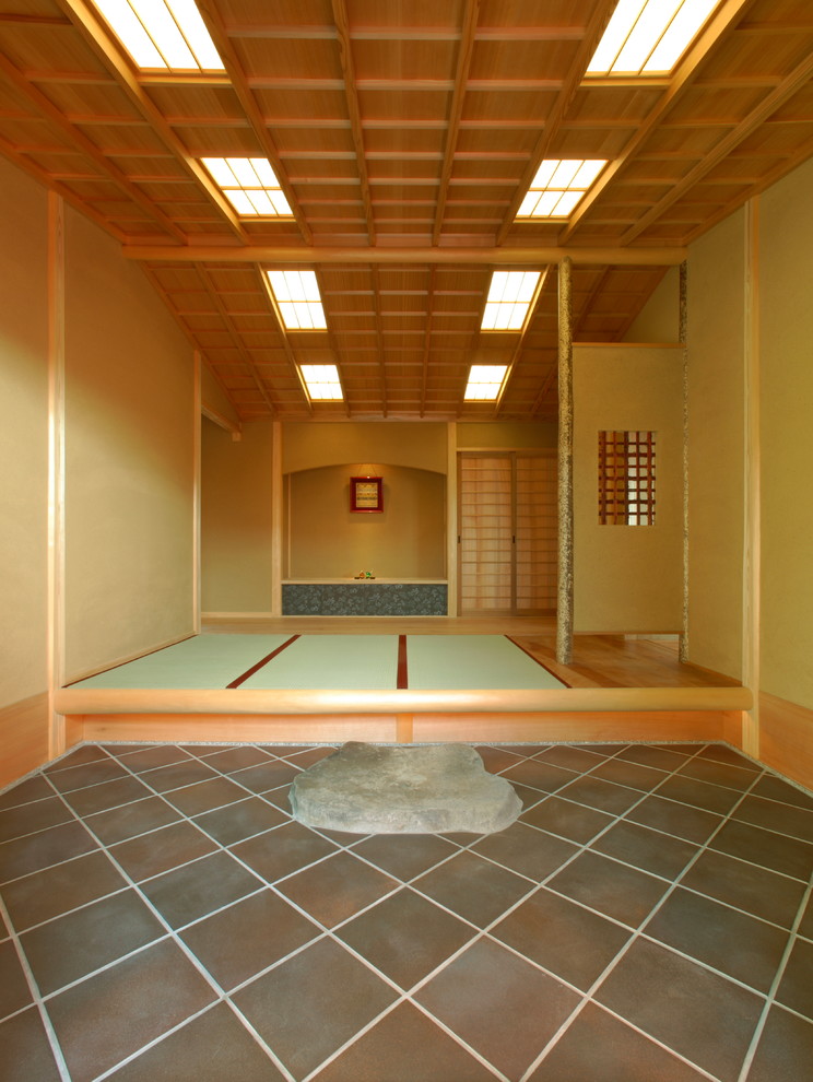 Foto di un ingresso o corridoio etnico con pavimento in tatami