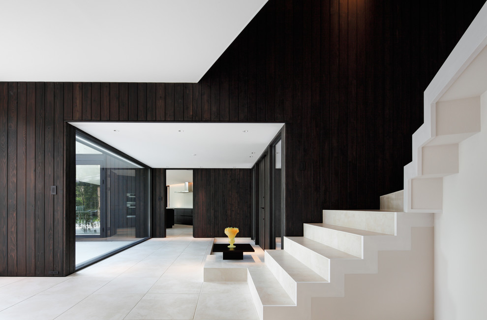 Свежая идея для дизайна: фойе в современном стиле с коричневыми стенами и мраморным полом - отличное фото интерьера