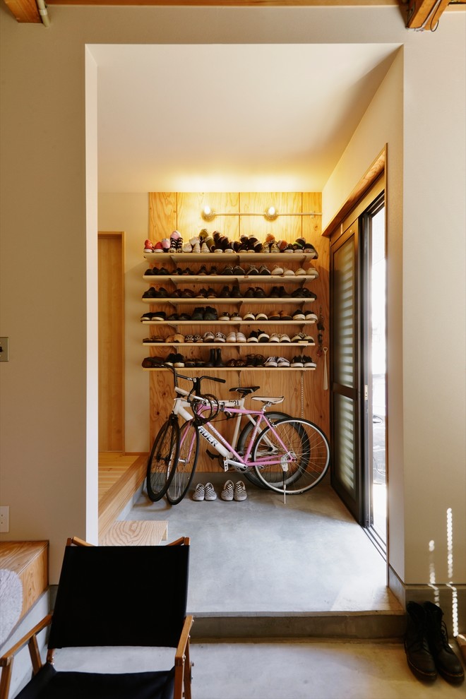 インダストリアルスタイルのおしゃれな玄関収納 (コンクリートの床、グレーの床) の写真