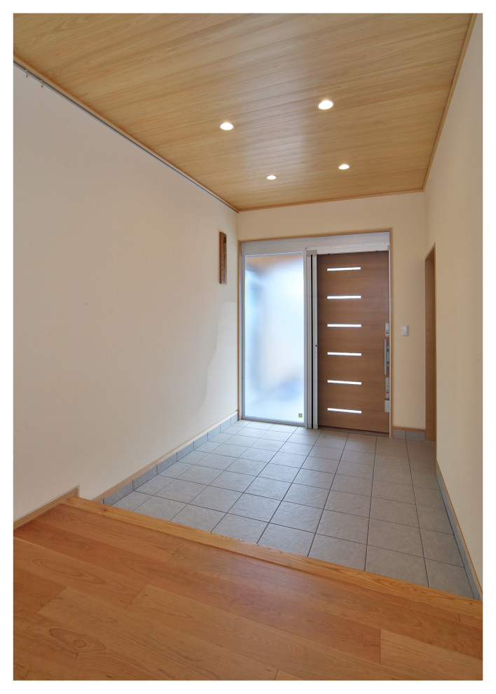 Свежая идея для дизайна: большая узкая прихожая в стиле модернизм с белыми стенами, паркетным полом среднего тона, раздвижной входной дверью, входной дверью из дерева среднего тона, бежевым полом и деревянным потолком - отличное фото интерьера