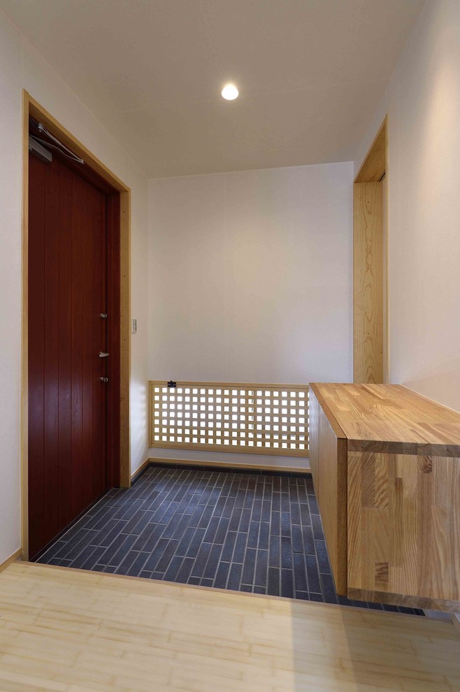 Imagen de hall rústico de tamaño medio con paredes blancas, suelo de bambú, puerta simple, puerta roja y suelo beige