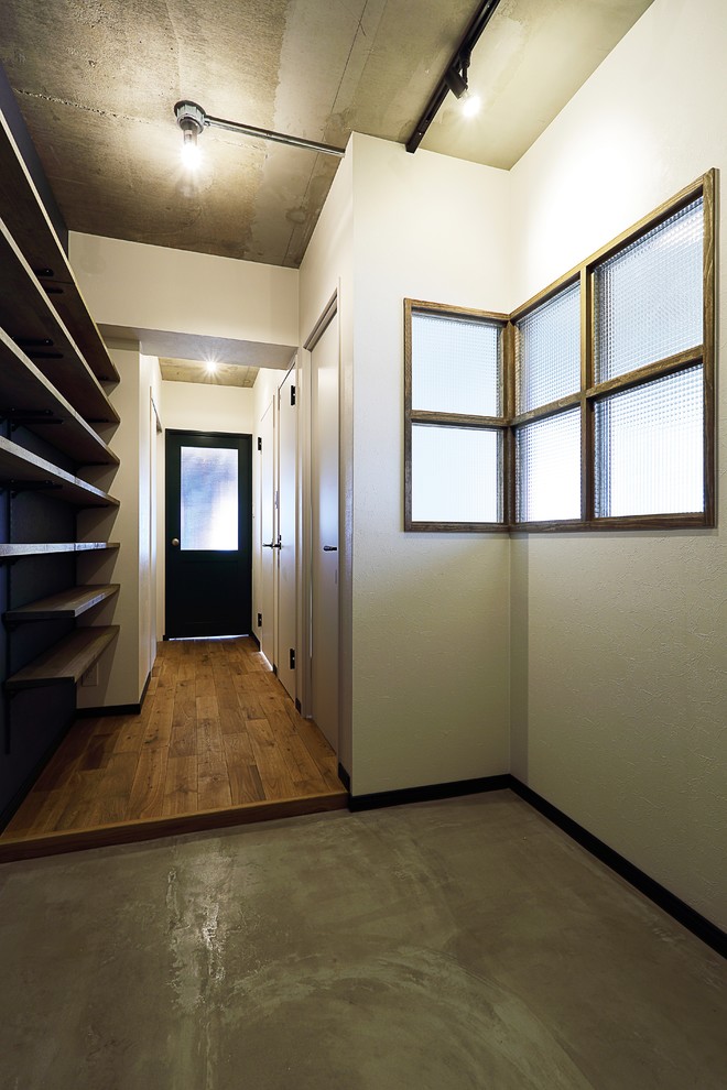 Mittelgroßer Industrial Eingang mit Korridor, bunten Wänden und Betonboden in Tokio