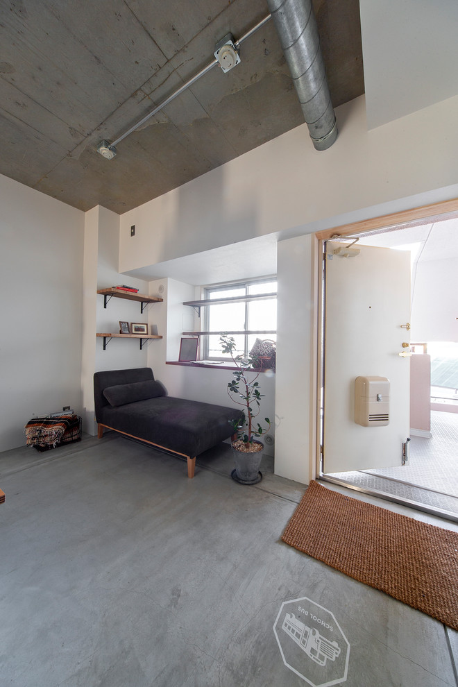 Small urban concrete floor and gray floor entry hall photo in Osaka with white walls