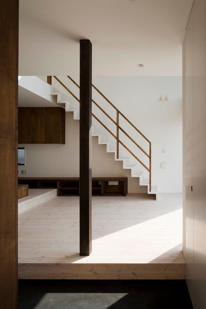 Diseño de hall moderno pequeño con paredes blancas, suelo de madera clara, puerta simple, puerta negra y suelo blanco