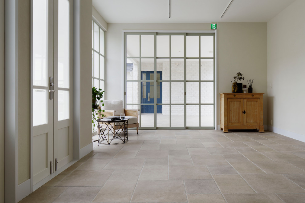 Foto di un ampio corridoio shabby-chic style con pareti bianche, pavimento con piastrelle in ceramica, una porta scorrevole, una porta in vetro e pavimento grigio