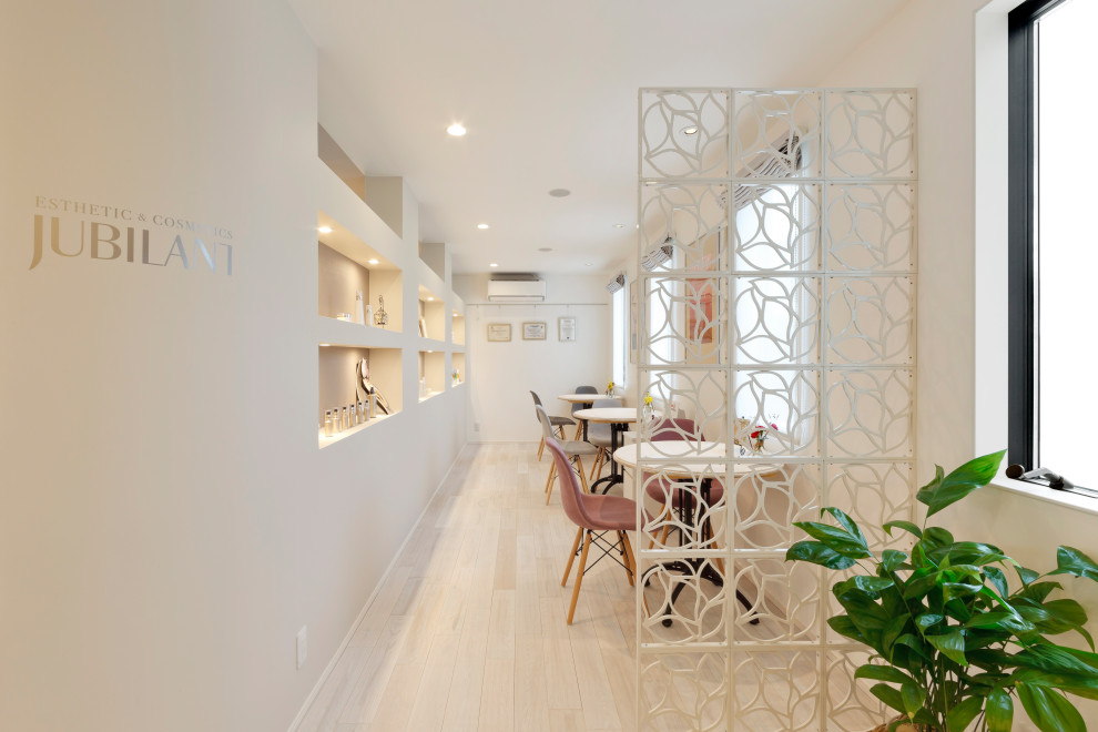 Immagine di un ingresso con pareti bianche, parquet chiaro, pavimento bianco, soffitto in perlinato e pareti in perlinato