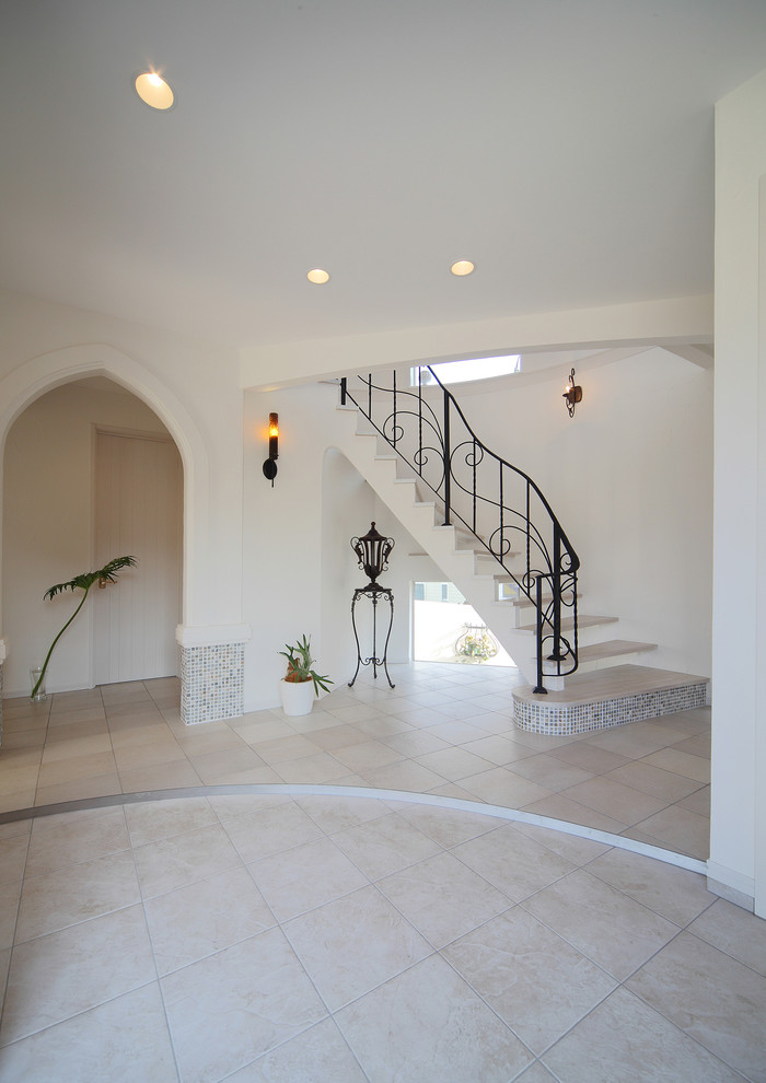 Esempio di un grande corridoio chic con pareti bianche, pavimento con piastrelle in ceramica e pavimento bianco