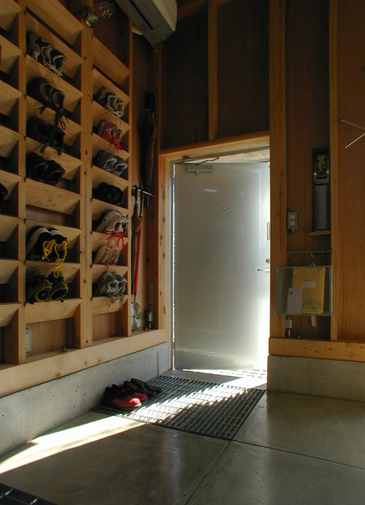 Mittelgroßer Industrial Eingang mit Vestibül, brauner Wandfarbe, Betonboden, Einzeltür und Haustür aus Metall in Tokio