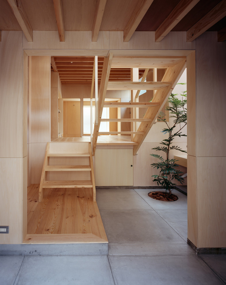 На фото: маленькая узкая прихожая в скандинавском стиле с бежевыми стенами, бетонным полом, раздвижной входной дверью, серым полом, балками на потолке и деревянными стенами для на участке и в саду с