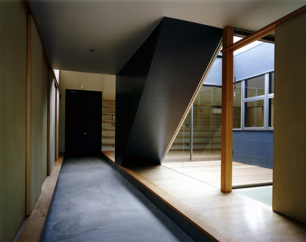 Example of a minimalist entryway design in Tokyo