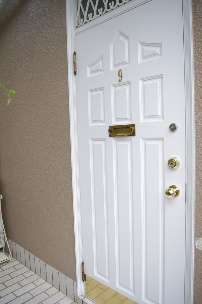 Idée de décoration pour une entrée style shabby chic avec parquet clair, une porte simple, une porte blanche et un sol blanc.