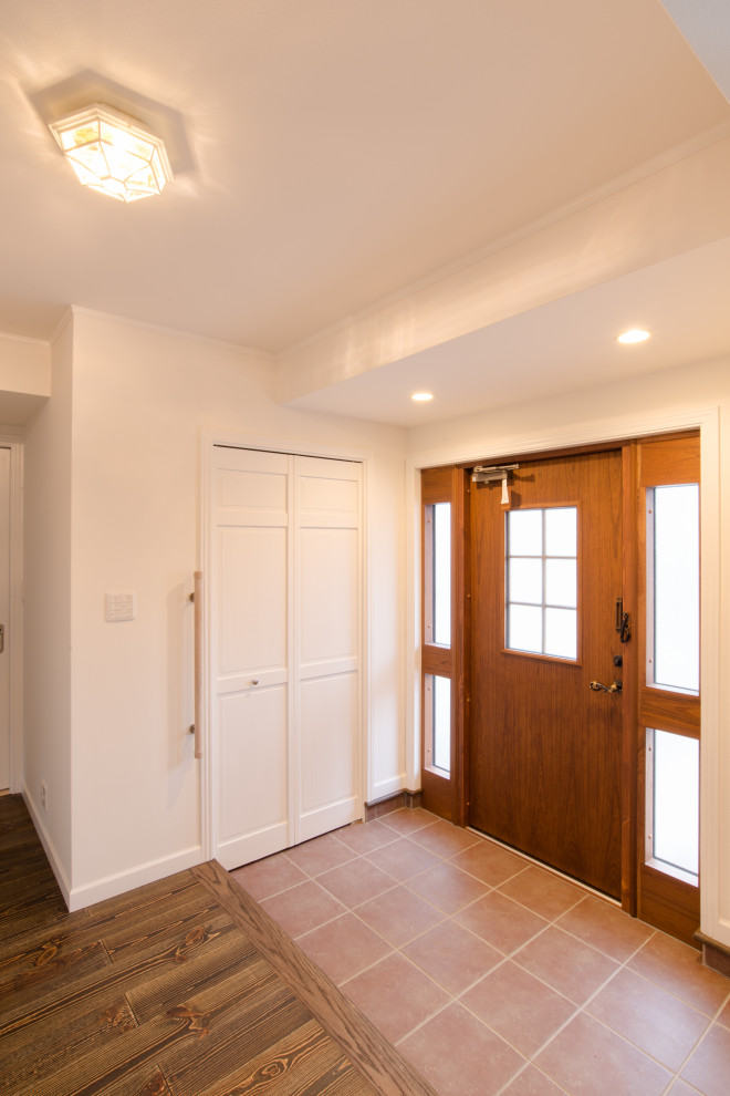 Aménagement d'une grande entrée classique avec un couloir, un mur blanc, un sol en carrelage de céramique, une porte simple, une porte en bois foncé, un sol violet, un plafond en papier peint et du papier peint.