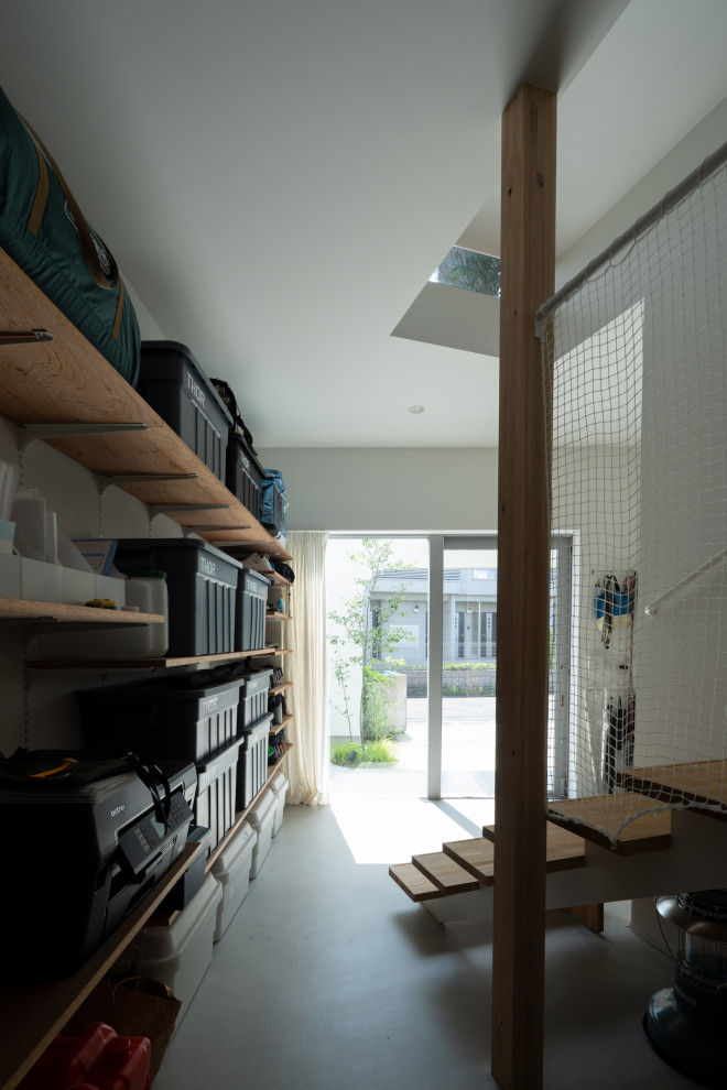 Mittelgroßer Moderner Eingang mit weißer Wandfarbe, hellem Holzboden, braunem Boden, Holzdielenwänden, Schiebetür, grauer Haustür und Holzdielendecke in Tokio Peripherie