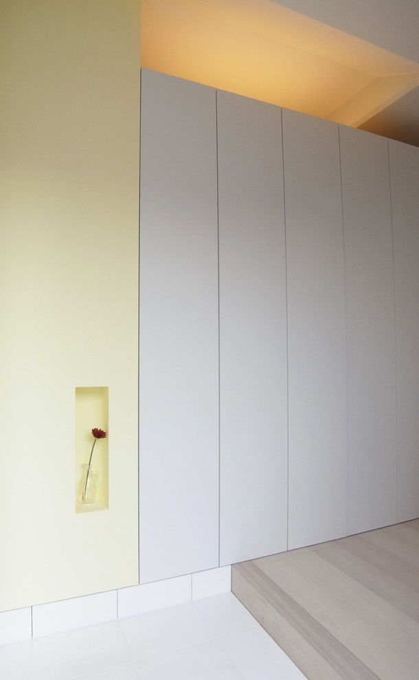 Inspiration för moderna hallar, med gula väggar, marmorgolv och vitt golv
