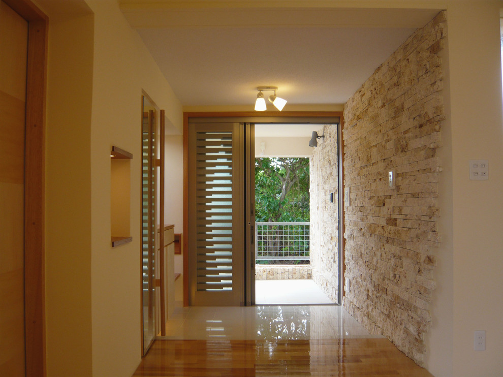 Idéer för funkis entréer, med en enkeldörr, vitt golv och beige väggar