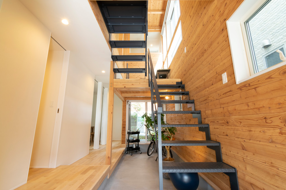 Стильный дизайн: маленькая лестница в стиле лофт с деревянными стенами для на участке и в саду - последний тренд