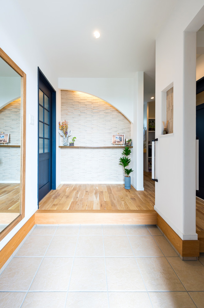 Идея дизайна: фойе в современном стиле с белыми стенами, паркетным полом среднего тона, одностворчатой входной дверью, синей входной дверью и коричневым полом