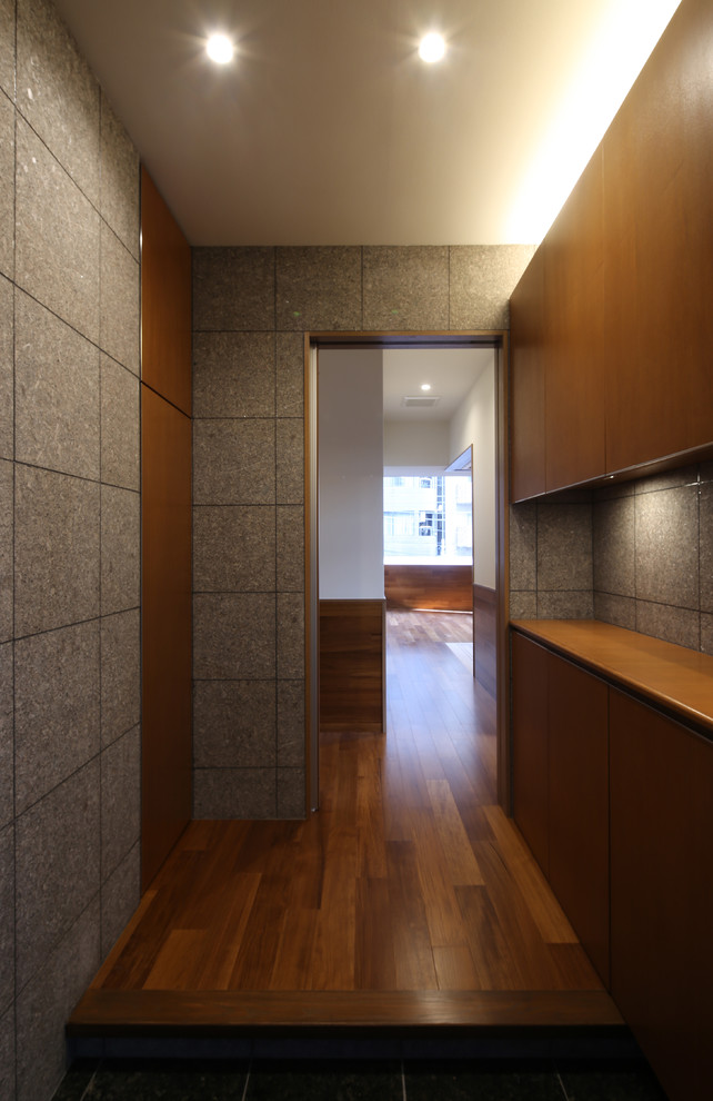 Источник вдохновения для домашнего уюта: фойе среднего размера в стиле модернизм с серыми стенами, паркетным полом среднего тона, одностворчатой входной дверью, металлической входной дверью и коричневым полом