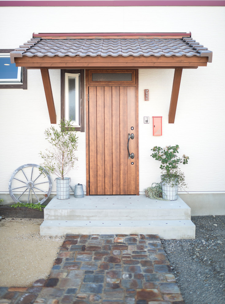 Cette image montre une porte d'entrée asiatique avec une porte simple et une porte en bois brun.