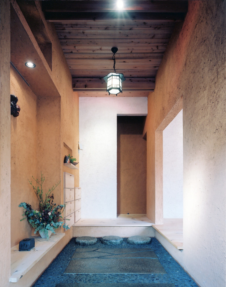 На фото: маленькая узкая прихожая с бежевыми стенами, гранитным полом, раздвижной входной дверью, серым полом и деревянным потолком для на участке и в саду