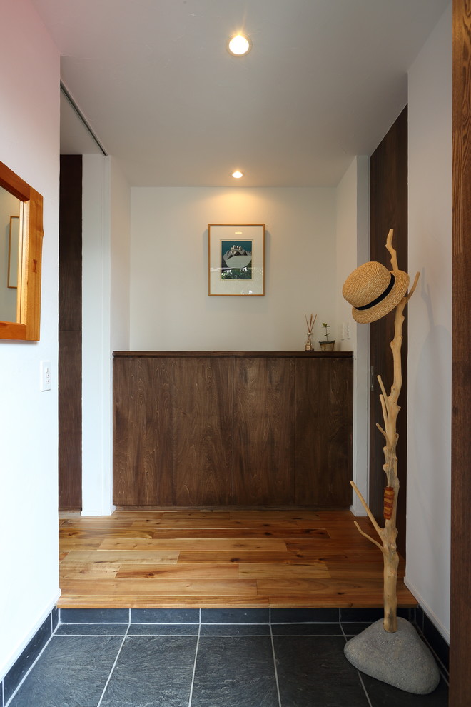 Example of a minimalist entryway design in Tokyo Suburbs