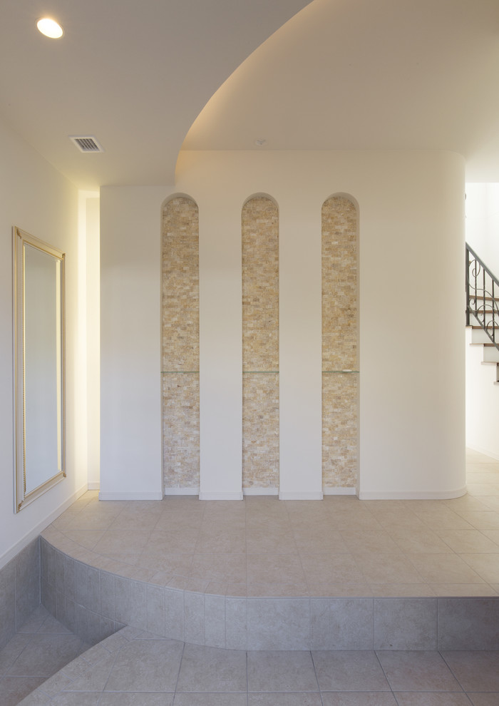 他の地域にある中くらいなヴィクトリアン調のおしゃれな玄関 (白い壁、セラミックタイルの床、グレーの床) の写真