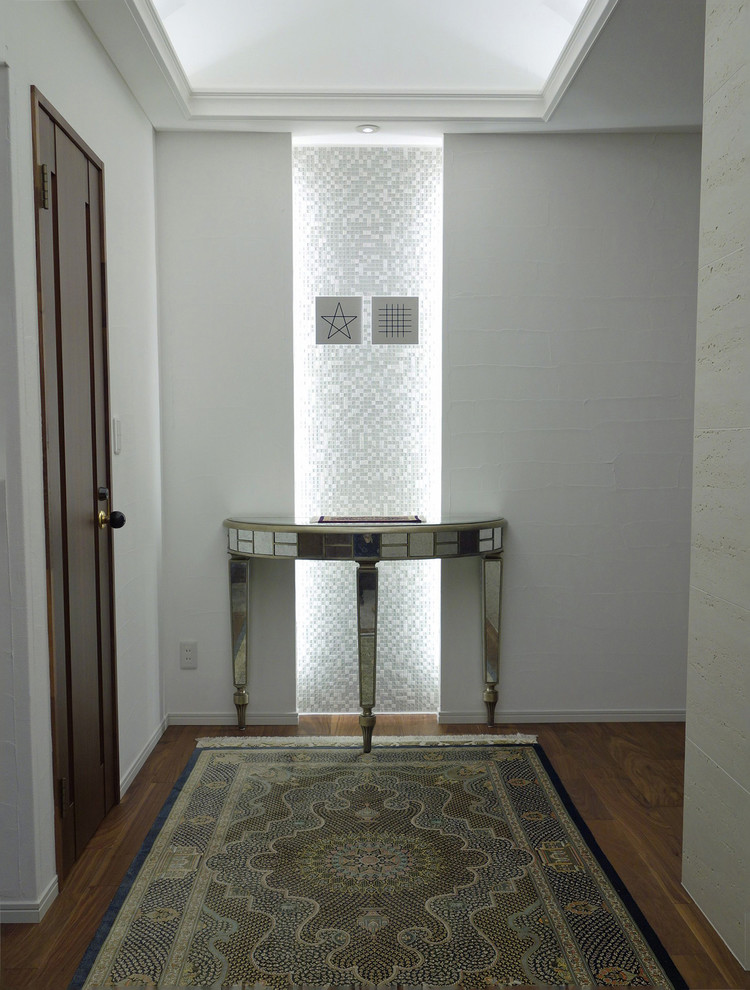 Eingang mit Korridor, weißer Wandfarbe, Sperrholzboden und braunem Boden in Sonstige