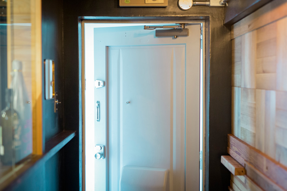 Стильный дизайн: тамбур среднего размера в современном стиле с серыми стенами, бетонным полом, одностворчатой входной дверью, серой входной дверью и серым полом - последний тренд