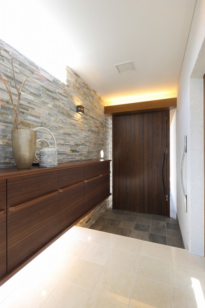 Modelo de hall minimalista con paredes blancas, suelo de mármol, puerta simple, puerta de madera oscura y suelo blanco