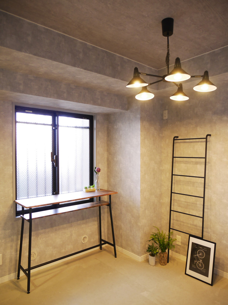 Cette photo montre une petite entrée tendance avec un vestiaire, un mur gris, sol en béton ciré, une porte simple, une porte noire, un sol gris, un plafond en papier peint et du papier peint.