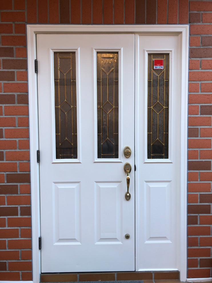 他の地域にある小さなトラディショナルスタイルのおしゃれな玄関ドア (赤い壁、磁器タイルの床、紫のドア、オレンジの床) の写真