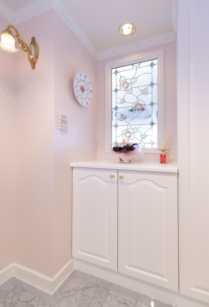Источник вдохновения для домашнего уюта: вестибюль среднего размера с розовыми стенами, мраморным полом, одностворчатой входной дверью и белой входной дверью
